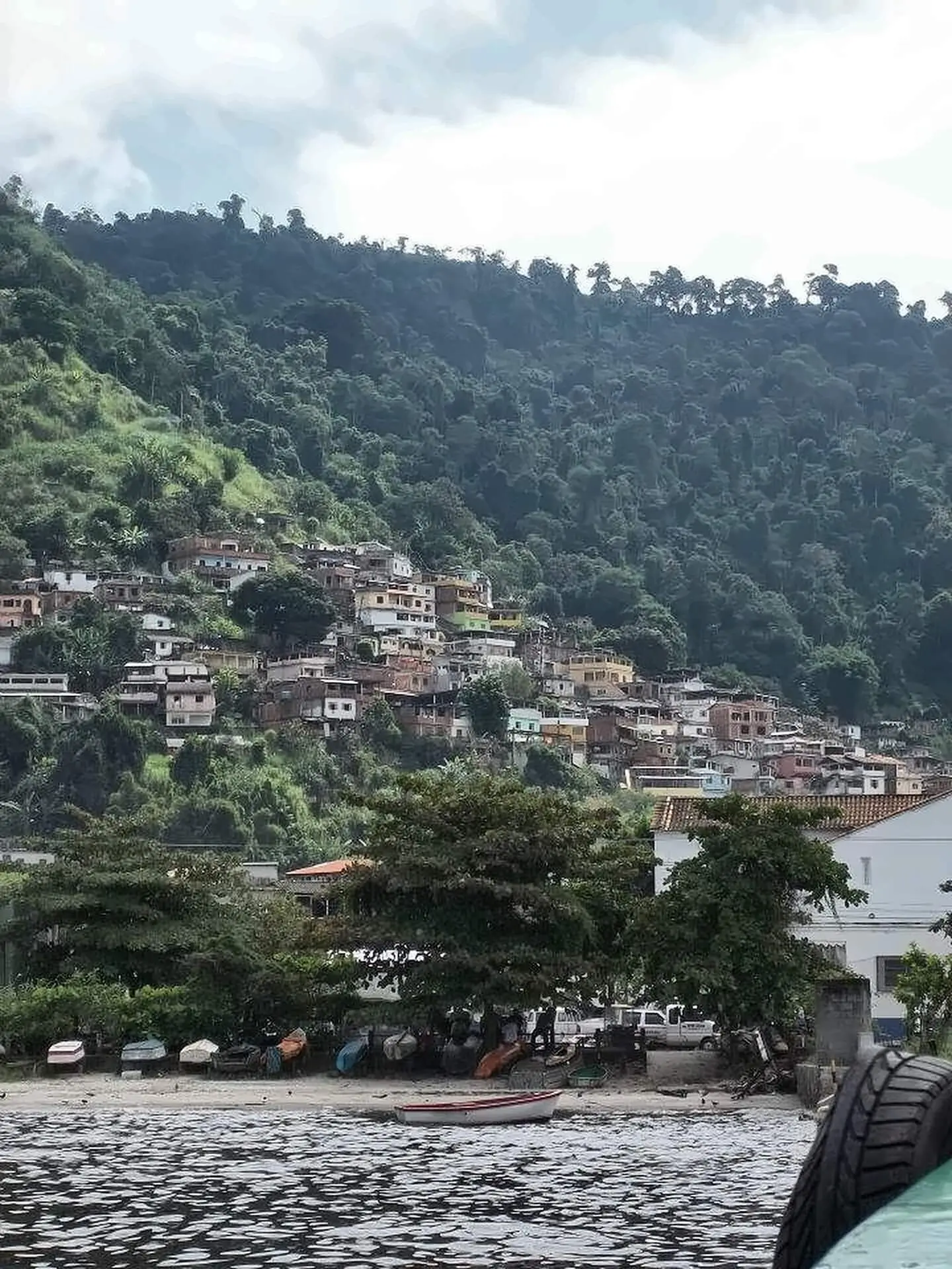 Vista de Angra desde la barca de cruce